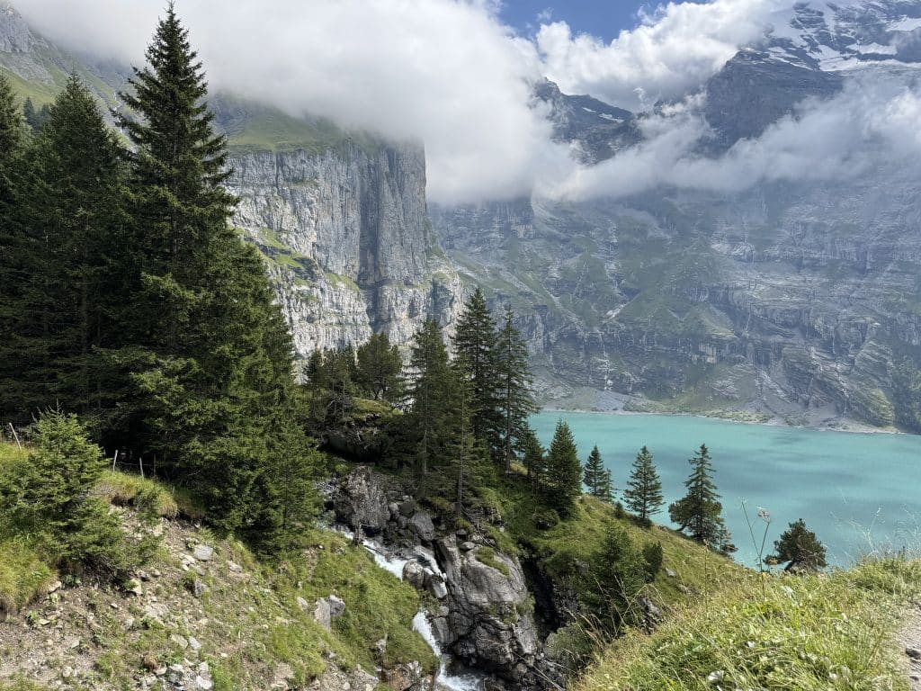 vue sur le lac d'oeschinen Oeschinensee