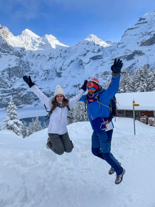 Céline et Michel au lac d'Oeschinen en hiver devant les sommets enneigés