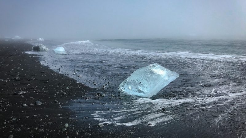 La Diamond Beach : une plage de sable noir en Islande et ses icebergs échoués