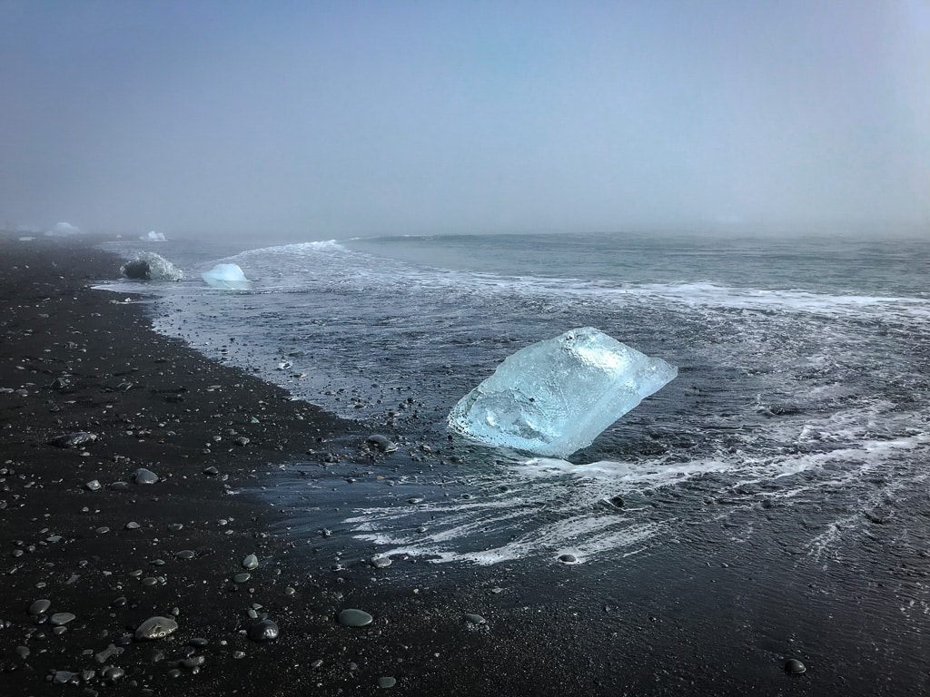 La Diamond Beach : une plage de sable noir en Islande et ses icebergs échoués