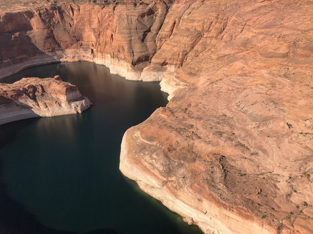 le lac powell dans l'Ouest Américain vu depuis l'hélicoptère