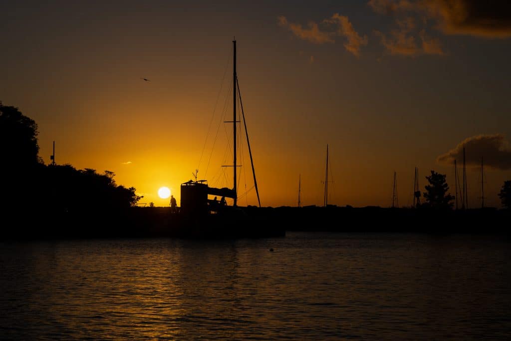 Plage du port de Deshaie au sunset