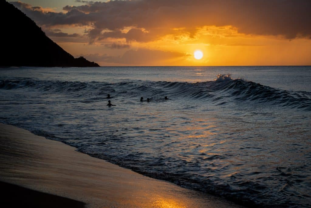 Plage de Grande-Anse en Guadeloupe : baignade au sunset