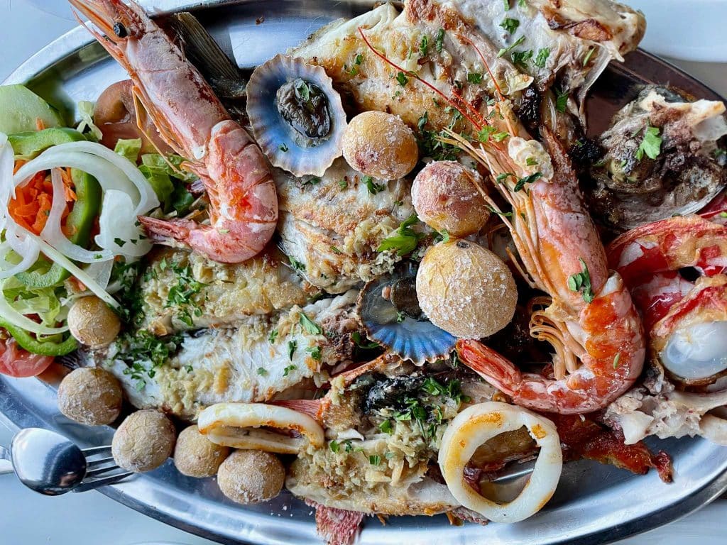 Un plat de poisson et de fruits de mer - gastronomie locale Lanzarote