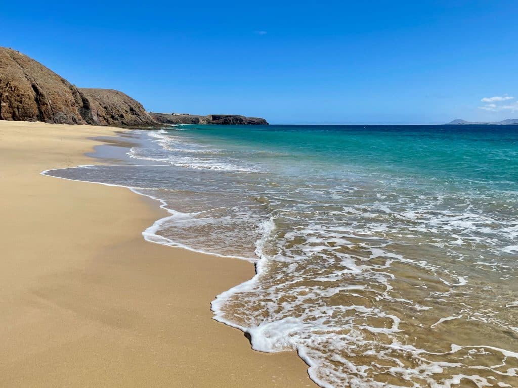 plage au sable doré sur l'île de Lanzarote