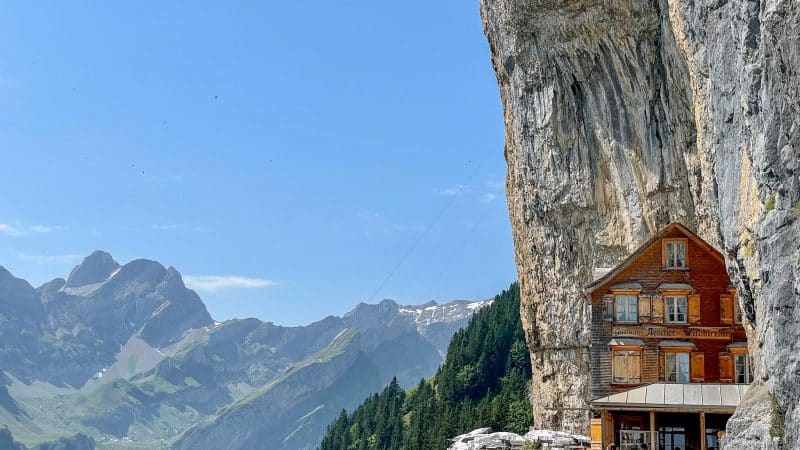 Auberge Aescher à flanc de falaise en Appenzell, Suisse