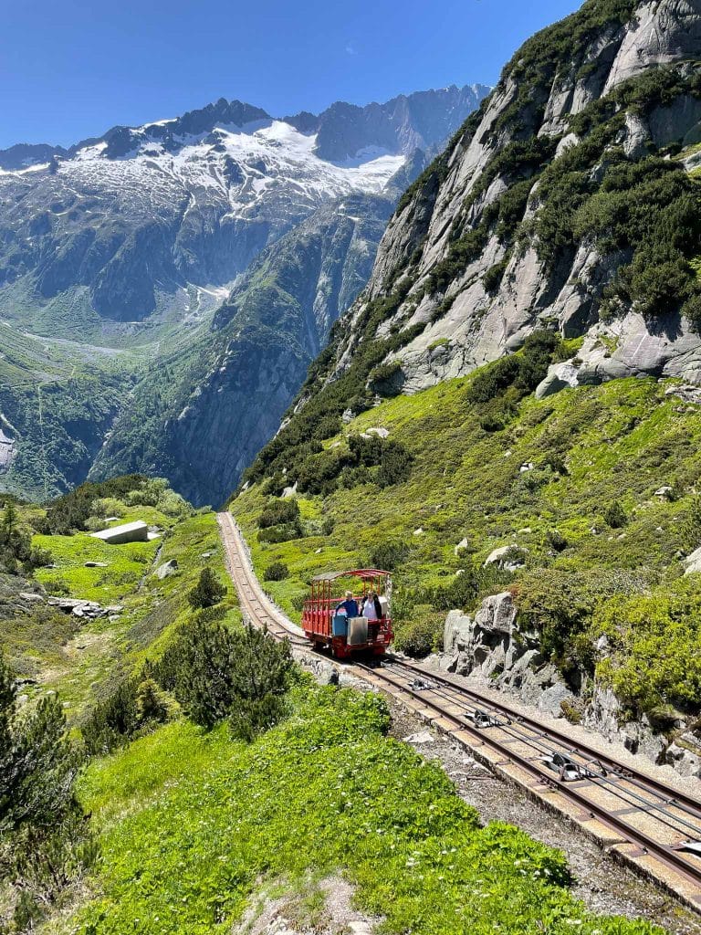 visiter la Suisse et monter à bord du funiculaire ouvert le plus raide d'Europe, le Gelmerbahn