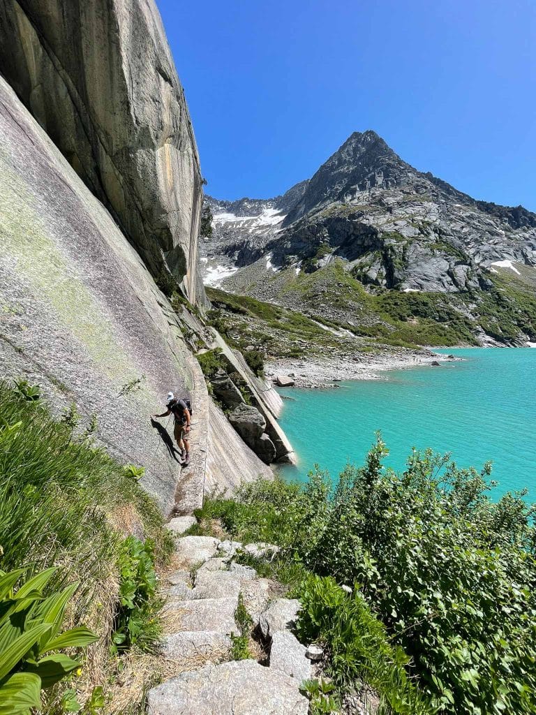 Visiter la Suisse et le Gelmersee, un lac bleu turquoise au milieu des montagnes