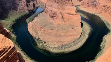 Horseshoe Bend à Page, Arizona, le méandre très connu de la rivière Colorado complètement éclairé par la lumière du soleil