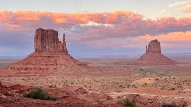 vue magnifique sur les fameuses Buttes à Monument Valley au coucher de soleil
