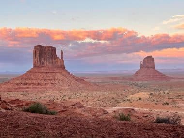 road trip usa : vue magnifique sur les fameuses Buttes à Monument Valley au coucher de soleil