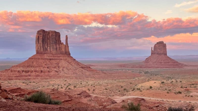road trip usa : vue magnifique sur les fameuses Buttes à Monument Valley au coucher de soleil