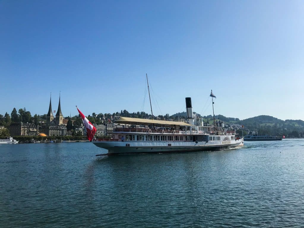 Visiter la Suisse : bateau de croisière sur le lac des quatres cantons