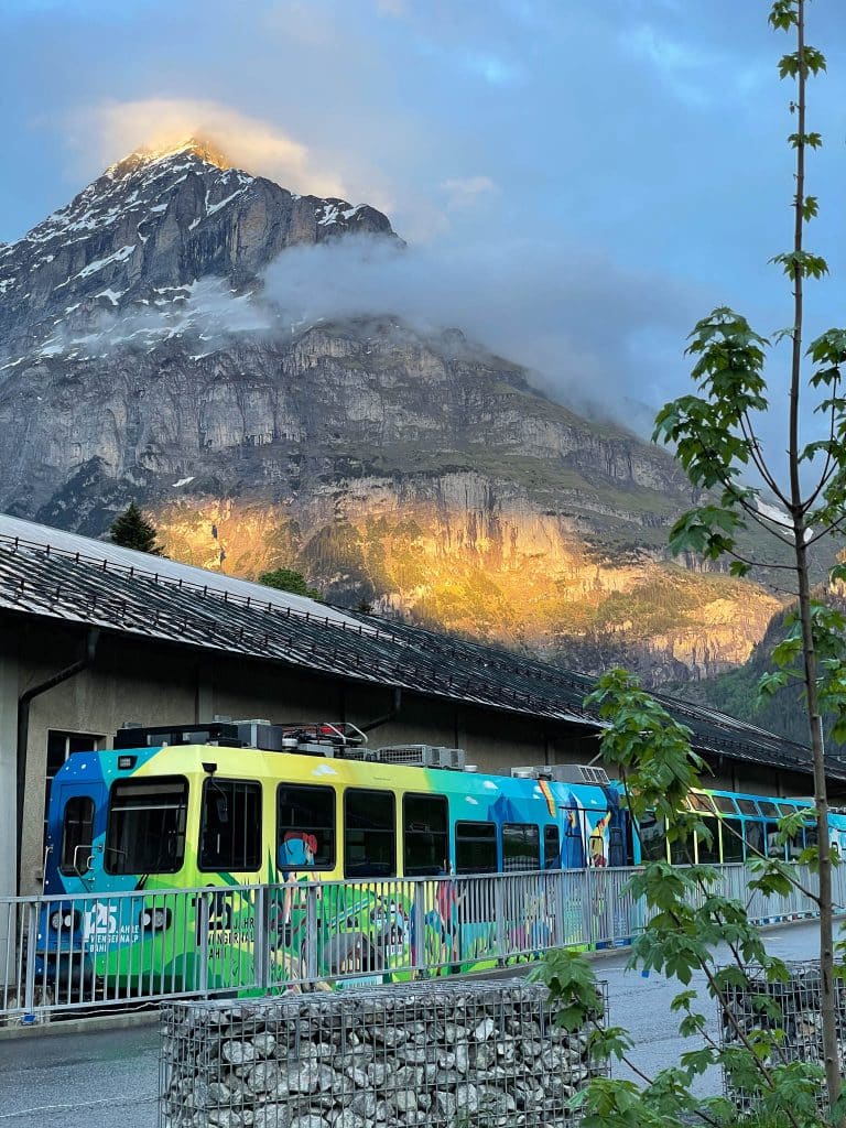 Visiter la Suisse en Train : Coucher de soleil à Grindewald avant de partir explorer le Jungfraujoch le lendemain