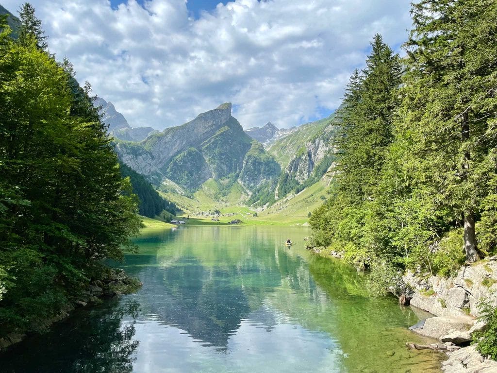 Le Seealpsee en Appenzell avec le Mont Säntis en arrière plan qui se reflète dans l'eau