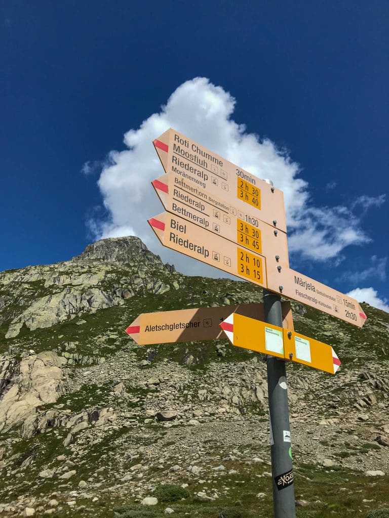 panneaux d'indication sur le sentier de randonnée vers le glacier d'aletsch