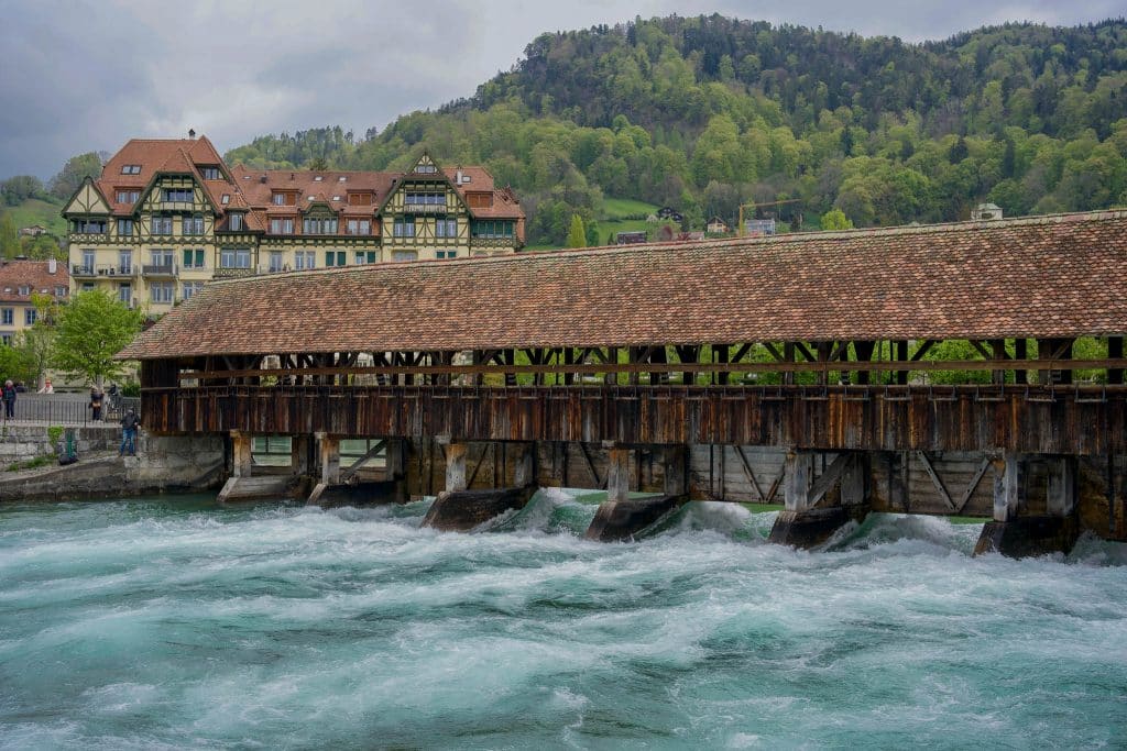 activité insolite en Suisse à Thoune : Flusswelle Scherzligschleuse, un spot de surf en pleine ville