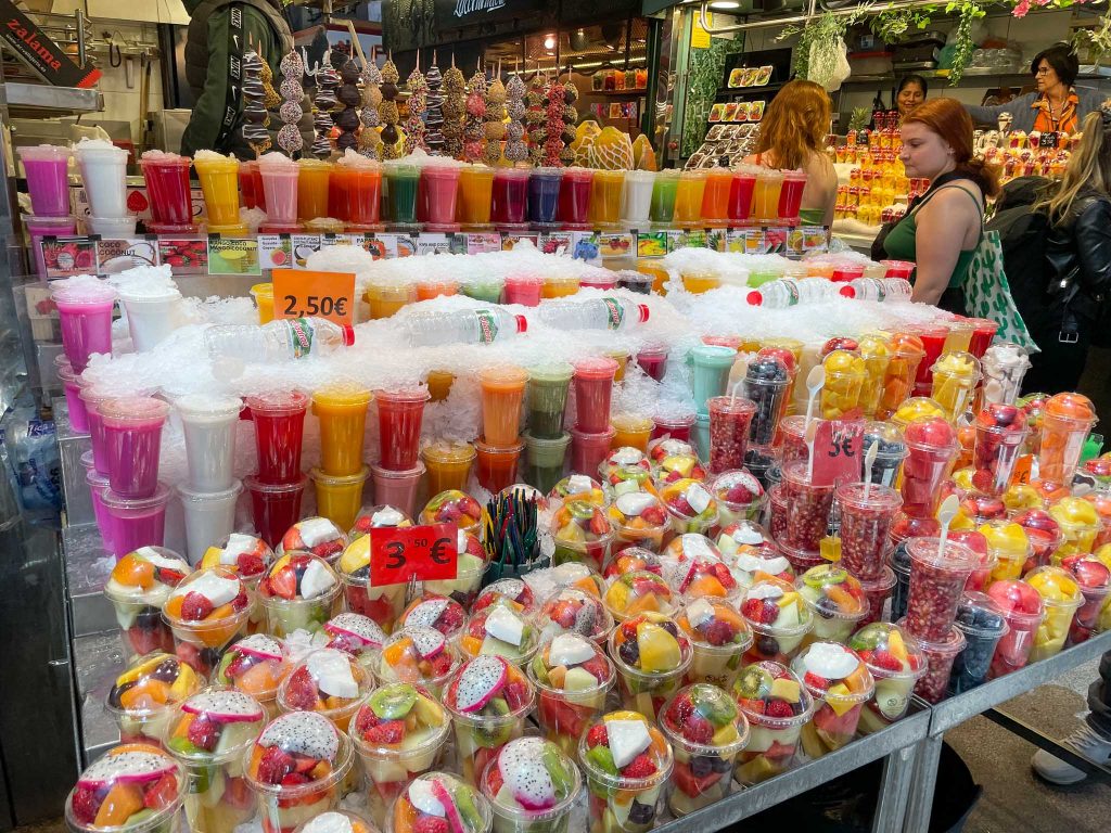 Les jus et les fruits colorés sur le marché de la Boqueria lors d'un weekend à Barcelone
