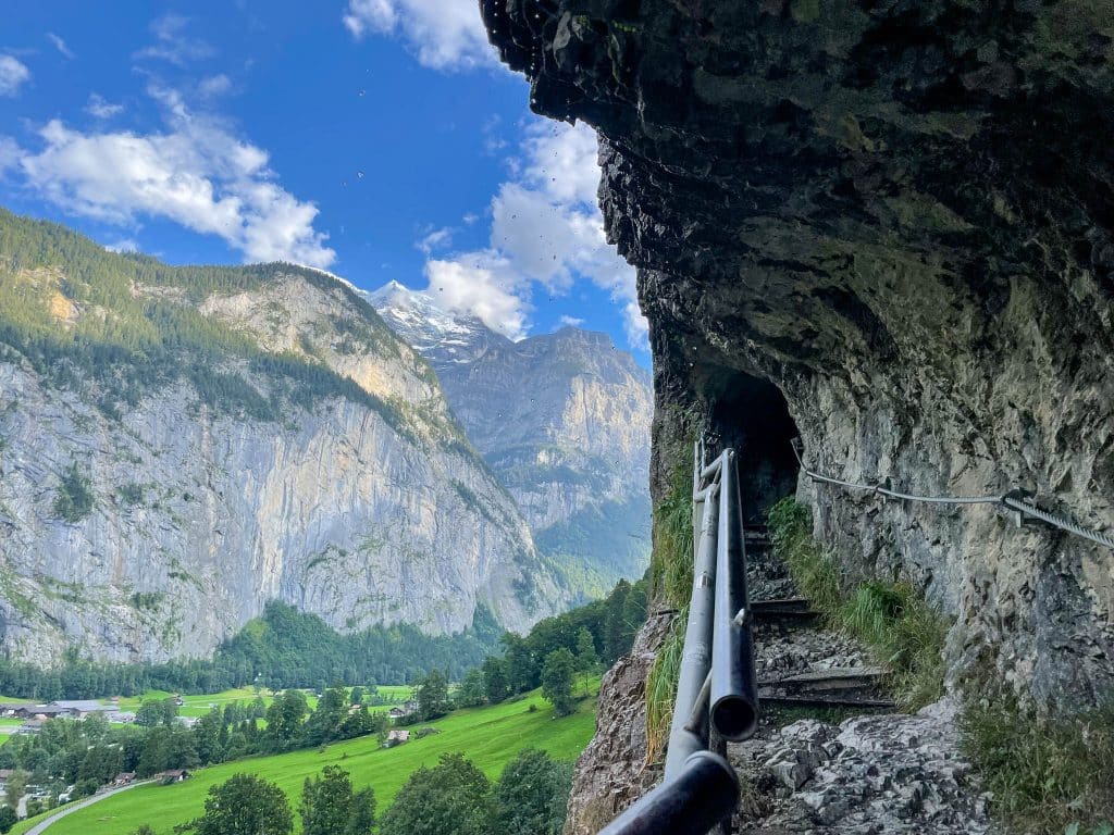 Staubbachfälle à Lauterbrunnen : le sentier qui mène derrière la cascade