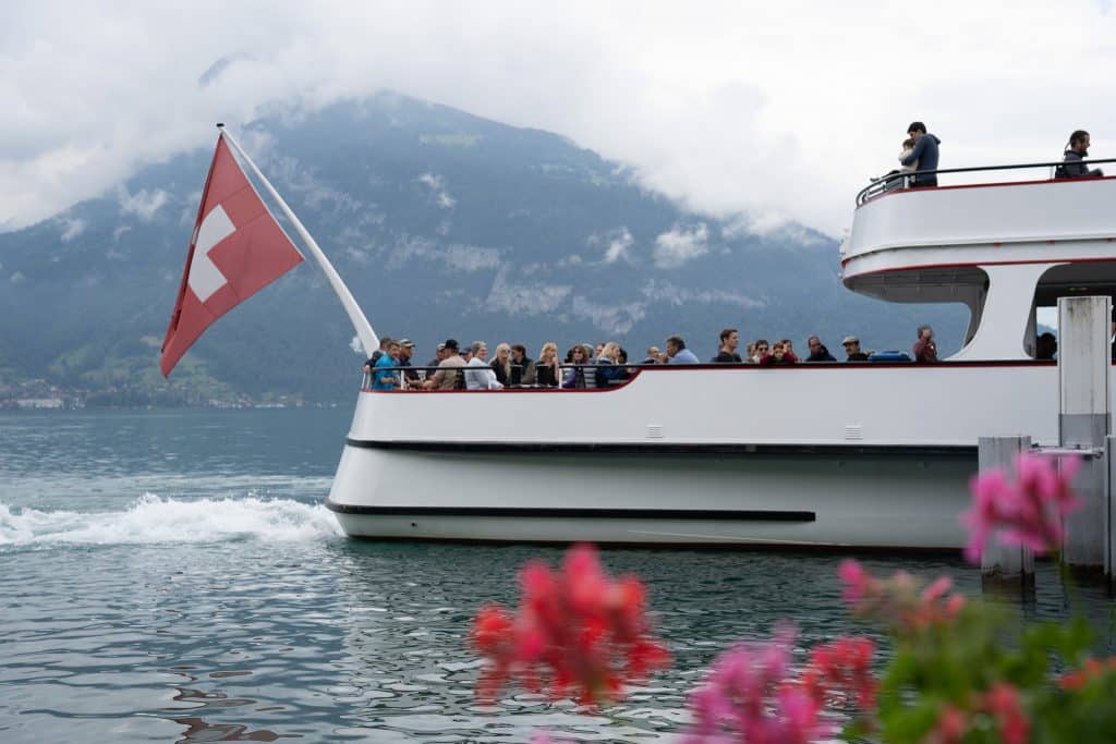 bateau sur le lac de thoune près d'Interlaken