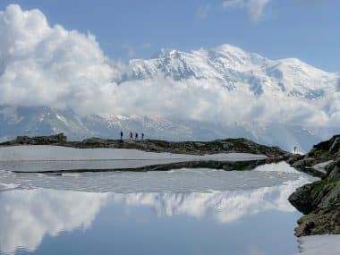 Alpes françaises : lac de chéserys et mont blanc sur le tour des aiguilles rouges