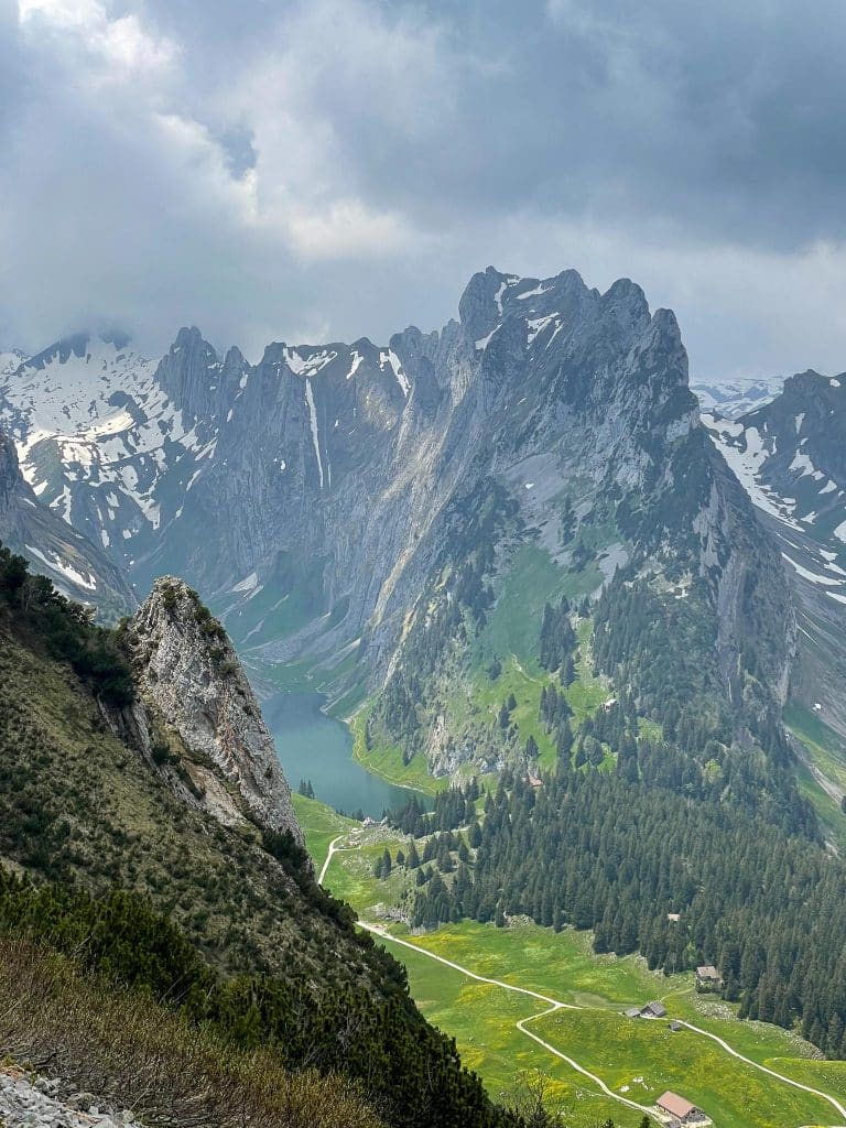 Le Fällensee vu d'en haut sur la crête entre Saxer Lücke et Hoher Kasten en Appenzell en Suisse