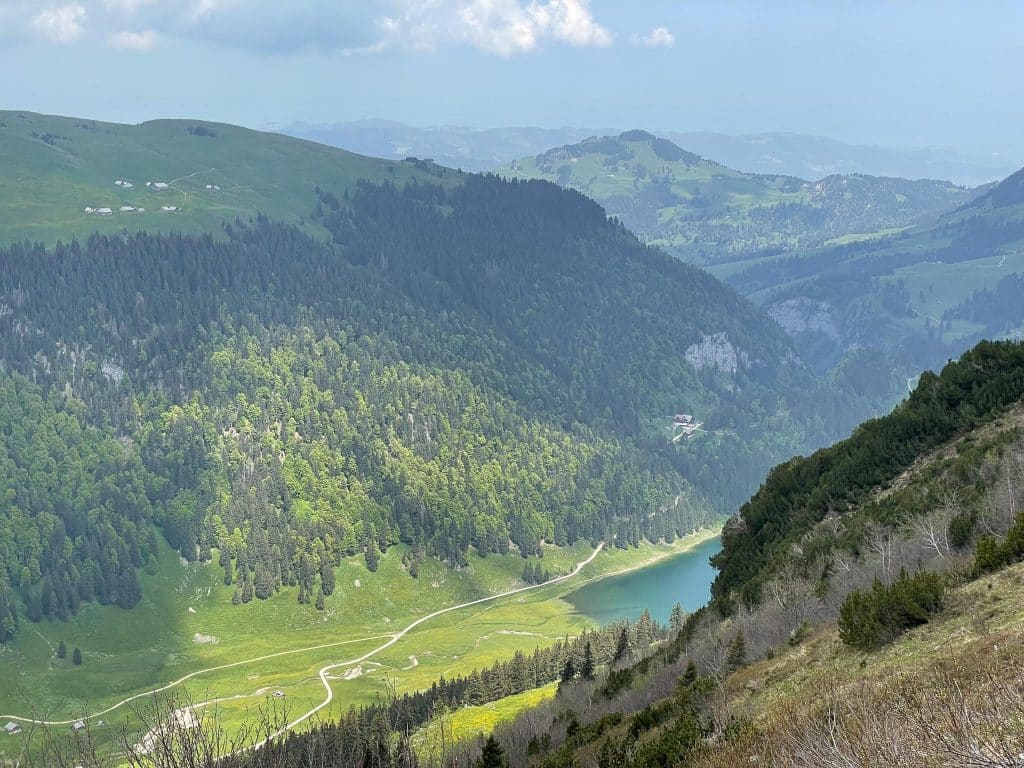 Le Sämtisersee vu d'en haut sur la crête entre Saxer Lücke et Hoher Kasten en Appenzell en Suisse