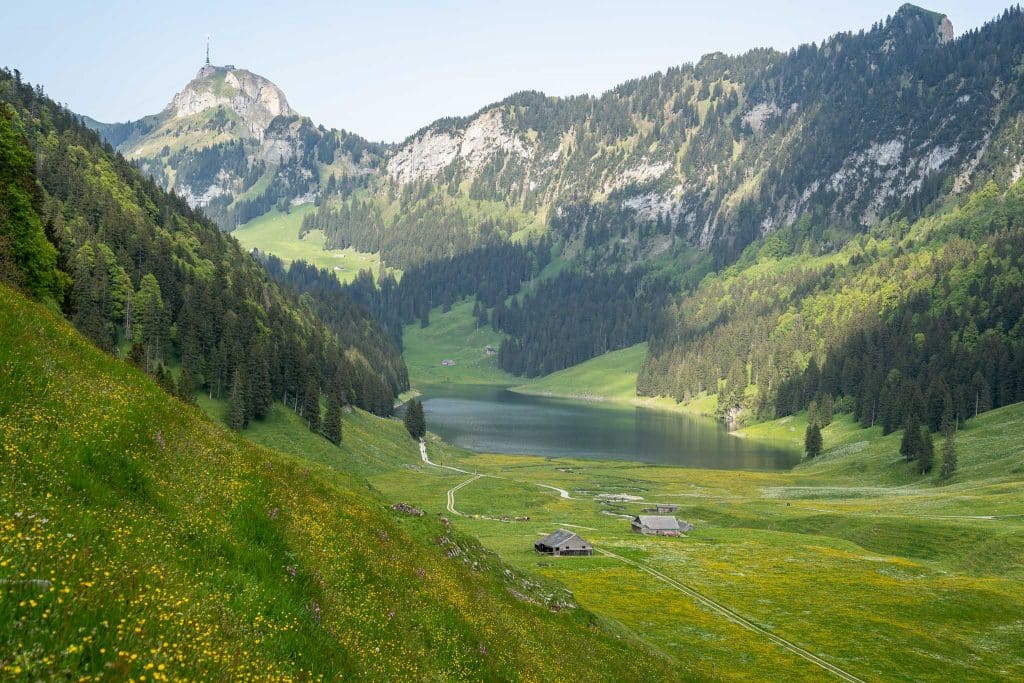 On aperçoit le lac Sämtisersee et Hoher Kasten en Appenzell
