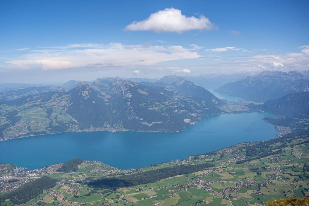 Vue sur la région d'interlaken en Suisse depuis le sommet du Niesen