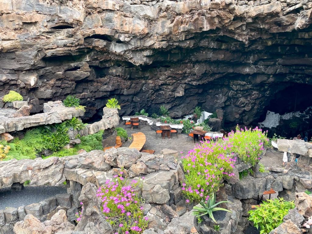 restaurant dans une grotte volcanique à Lanzarote