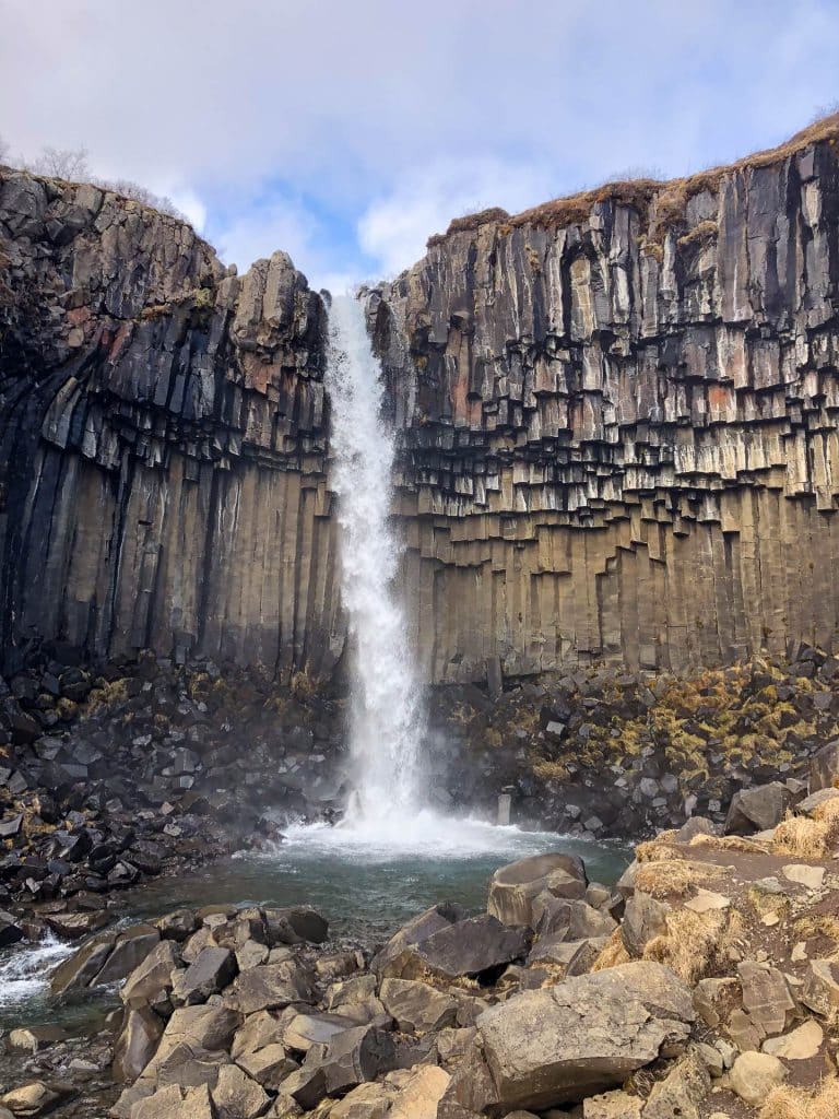 Cascades Islande : Svartifoss, est entourée de roches volcaniques, des orgues basaltiques