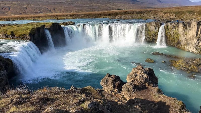 Cascades Islande : Godafoss. Cascade d'eau bleue turquoise en forme d'arc de cercle.