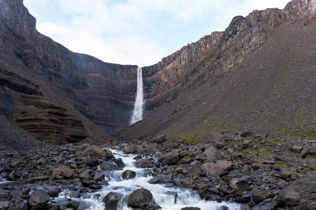 Hengifoss cascade traits rouges islande