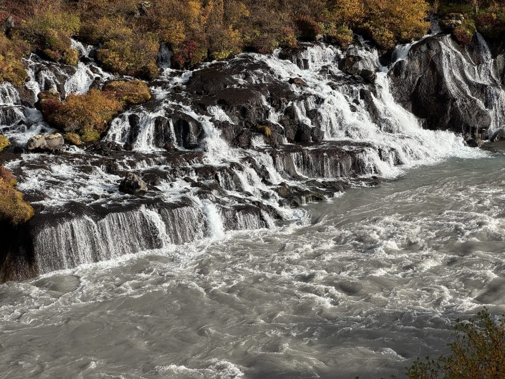 Hraunfossar cascade islande champs de lave