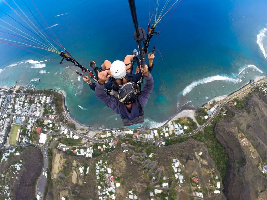 Vol en parapente au-dessus du lagon à l'Ile de la Réunion