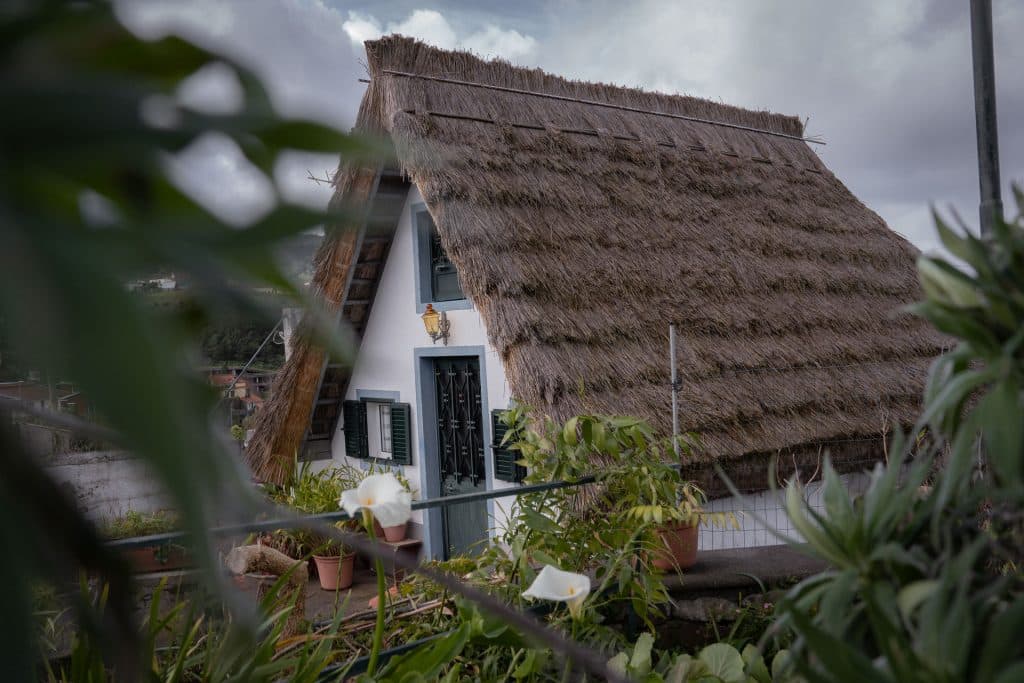 maison traditionnelle de Santana, avec son toit de chaume pentu
