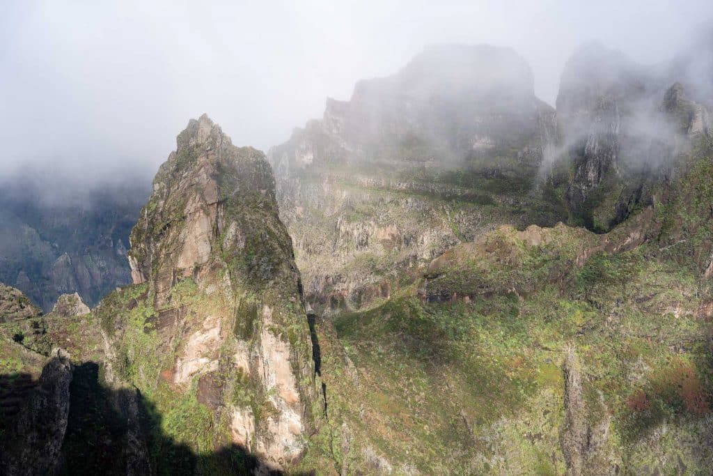 Montagnes et brume au Pico do Arieiro