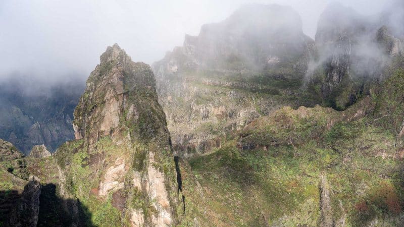 Montagnes et brume au Pico do Arieiro