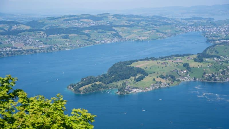 vue depuis le Felsenweg en direction du Burgenstock près de Lucerne