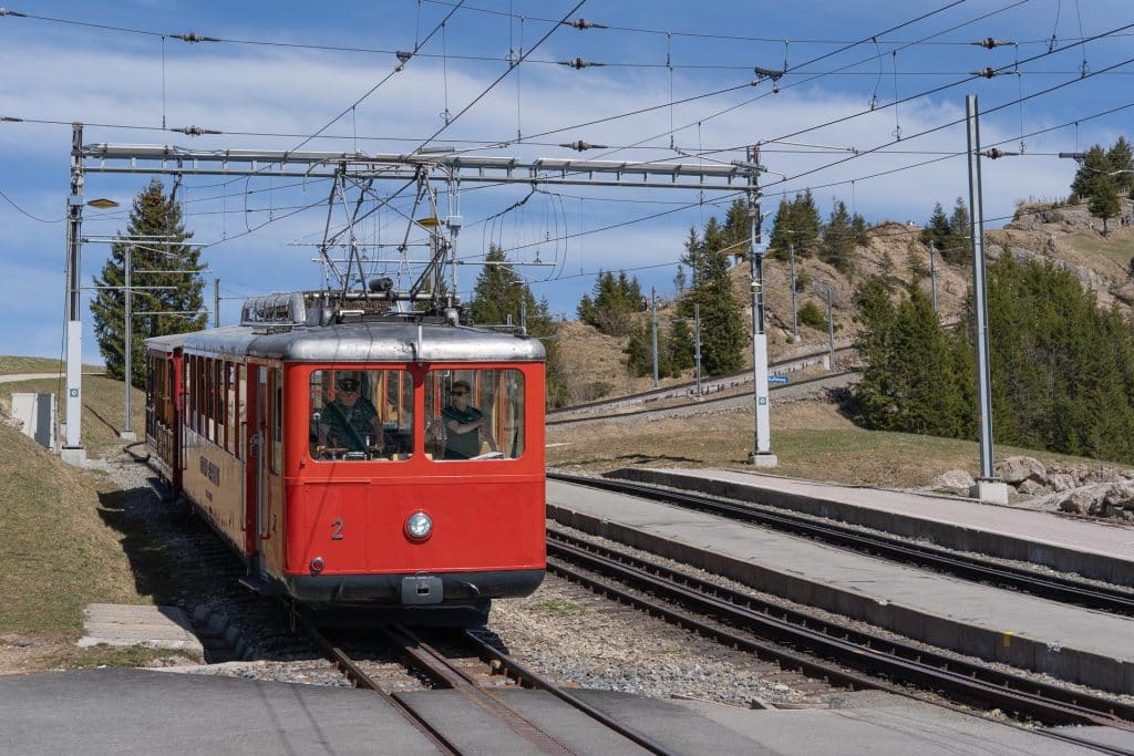 train rouge qui arrive à la gare de Rigi Staffel