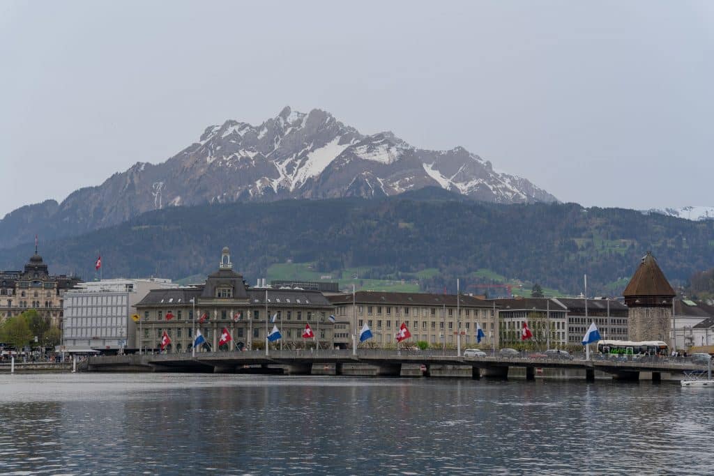 le lac des quatre-cantons, le Pilatus et la ville de Lucerne