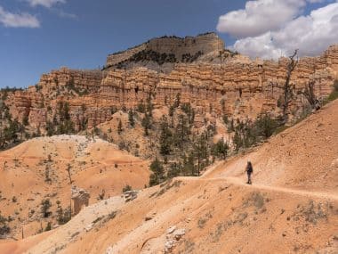 visiter bryce canyon : randonneur sur fairyland loop à bryce canyon